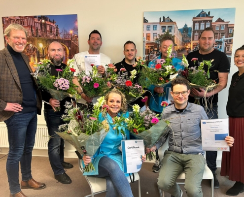 Verschillende leidinggevenden uit het Leerwerkbedrijf rondden hun proeve van bekwaamheid rond ‘De Brede Basis’ af. Zij leerden gesprekstechnieken en hoe zij hun medewerkers kunnen ondersteunen in hun ontwikkeling. Belangrijke kennis, die ze direct kunnen toepassen in de praktijk.